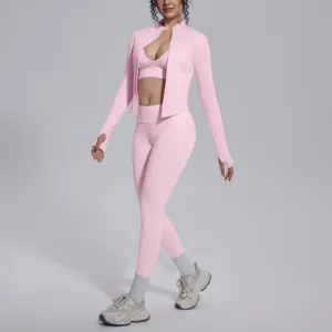 Vista dettagliata del set sportivo rosa che mostra una texture elastica senza cuciture.
