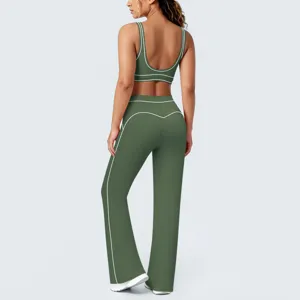 Set yoga verde con cuciture a contrasto reggisendo sportivo e pantaloni flared fitness