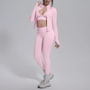 Dettaglio completo del set sportivo senza cuciture rosa, giacca con zip, reggiseno e leggings.