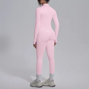 Dettaglio posteriore del set di abbigliamento sportivo senza cuciture rosa da donna, fitness traspirante.