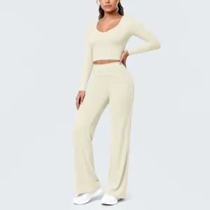 Langarm Crop-Top und Schlag-Yogahose Set mit Kontrastkante für Fitness und Sport.