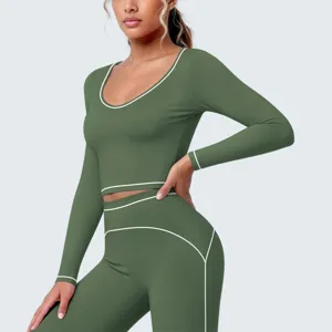 Grünes sportliches Langarm-Oberteil mit weißem Paspeldetail für Fitness und Yoga-Training