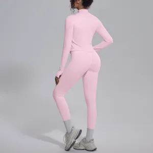 Vista posteriore di un top sportivo rosa a maniche lunghe senza cuciture e pantaloni yoga.