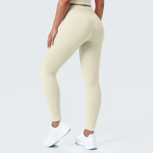 Primer plano detalle de leggings de yoga talle alto contorno beige con lineas blancas.