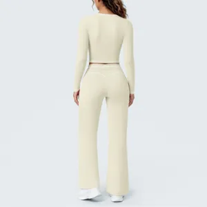 Detaillierte Rückansicht des cremefarbenen Langarm-Crop-Tops und Schlag-Yogahosen-Sets.