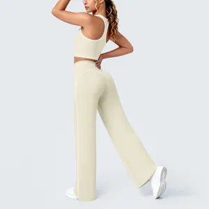 Ensemble haut de sport dos nageur et pantalon de yoga évasé contrasté pour fitness et course.
