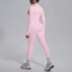 Vista dettagliata del set sportivo rosa senza cuciture, che mostra il design posteriore.
