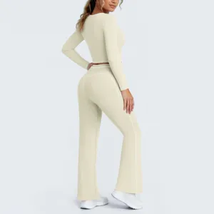 Nahaufnahme der feinen Details des beigen Sportsets mit einer sehr eleganten Biese.