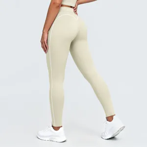 Detalle de pantalones de yoga de talle alto con ribetes en contraste y diseño push-up.