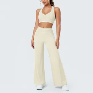 Dettaglio del set da yoga beige con profili a contrasto, top corto e pantaloni a zampa.