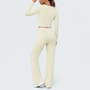 Nahtloses Langarm-Crop-Top und Schlag-Yogahose Set in Off-White mit Kontrastpaspelierung.