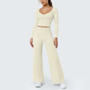 Beiges Langarm Crop Top mit weiten Hosen Sportbekleidung Set Detailansicht für Yoga Fitness.