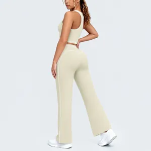 Vue détaillée ensemble sport femme avec liserés contrastés, haut dos nageur, pantalon flare.