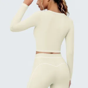 Dames sportkleding set met lange mouwen crop top en bijpassende comfortabele sportlegging.