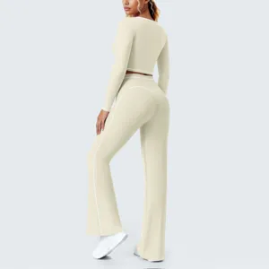 Detailansicht eines beigen Damen Crop Tops und passender Schlag Yogahose mit weißen Details.