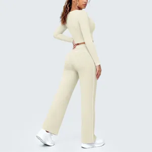Langarm Crop-Top und Schlag-Yogahose Set, bequeme Sportbekleidung für Fitness.
