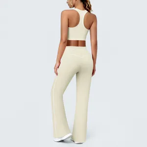 Vue arrière de l'ensemble soutien-gorge de sport et leggings de yoga évasés beiges.