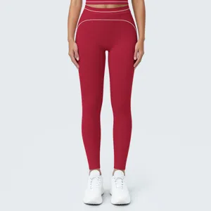 Vista detallada de leggings de yoga rojos de tiro alto para mujer con líneas de contraste.