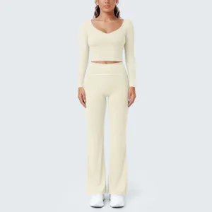 Detailansicht des nudefarbenen Langarm-Crop-Tops und der Schlag-Yogahose in Offwhite.