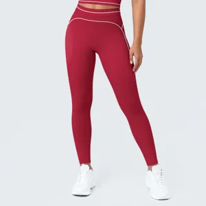 Detalle de pantalones de yoga de talle alto, costuras de contraste, tela transpirable fitness.