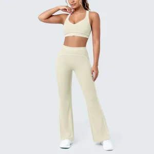 Completo fitness senza cuciture con profili a contrasto, reggiseno sportivo e pantaloni yoga a zampa.
