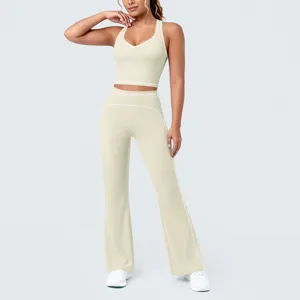 Vue détail ensemble yoga couleur contrastée, pantalon évasé et haut court de sport pour fitness.