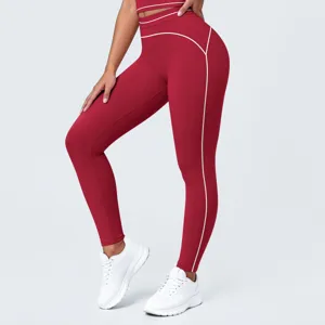 Vista de detalle de leggings de yoga de talle alto con ribetes en contraste suave.