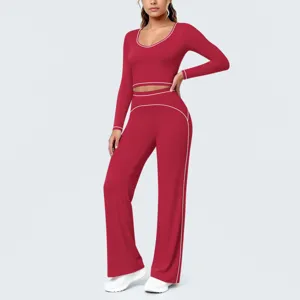 Detailansicht des roten Langarm-Crop-Tops mit Kontrastpaspelierung und weiten Yogahosen.