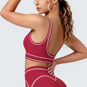 Rode sport-bh en legging set met contrasterende bies voor fitness, yoga en hardlopen.