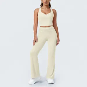 Ensemble de yoga évasé à passepoil contrasté pour femme, crop top et pantalon taille haute.