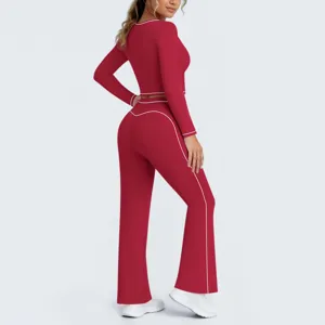 Detailansicht des roten Langarm-Crop-Tops und der Schlag-Yogahose mit weißen Paspeln.