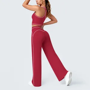Vue détaillée de l'ensemble soutien-gorge de sport et pantalon de yoga évasé rouge.