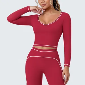 Rode sport crop top met lange mouwen en bijpassende leggings fitness set mooi.