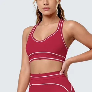 Close-up detail van rode sportbh en legging set met witte bies en U-rugontwerp.