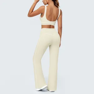 Completo sportivo da donna, reggiseno sportivo beige e pantaloni da yoga a zampa.