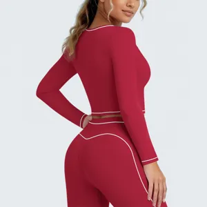Rode sportset met crop top met lange mouwen en leggings, ademende fitness yoga kleding.