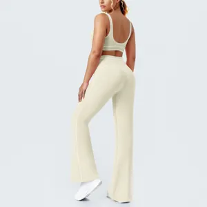 Set da yoga in due pezzi con reggiseno sportivo e pantaloni a zampa per allenamento fitness.