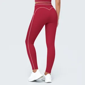 Vista detallada de mallas de yoga rojas de tiza alta con ribetes blancos elegantes.