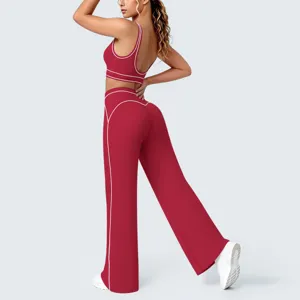 Set sportivo rosso con profili a contrasto, reggiseno e pantaloni svasati da yoga.