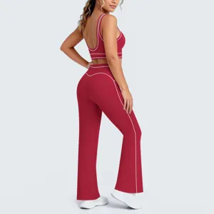 Set yoga rosso a due pezzi con reggiseno sportivo e pantaloni svasati per fitness palestra.
