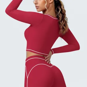 Detailansicht des roten sportlichen Langarm-Crop-Tops mit stilvollem weißem Kontrastkeder.