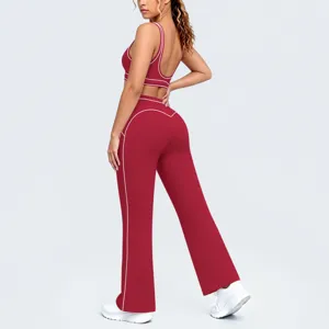 Vista dettagliata del set yoga rosso a due pezzi con design posteriore e pantaloni a zampa.