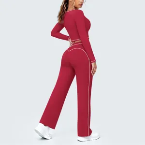 Rotes Langarm-Crop-Top und weite Yoga-Hose Set mit weißen Kontrast-Paspeldetails.