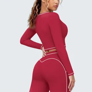 Rotes langärmliges Sport Fitness Crop-Top Detail mit weißen Kontrastpaspeln für Yoga Workout.