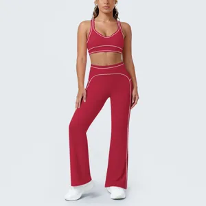 Vista dettagliata del reggiseno sportivo rosso con profili a contrasto e pantaloni yoga.