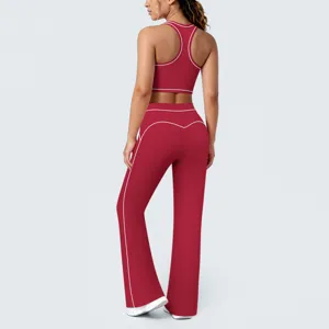 Vue arrière d'un ensemble de yoga rouge avec soutien-gorge de sport et pantalon.
