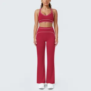 Completo yoga da donna in due pezzi con bordi a contrasto top e pantaloni a zampa.