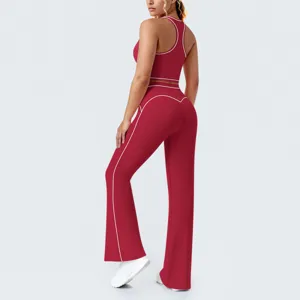 Vue détaillée de l'ensemble de sport rouge pour femme avec bordure contrastée.