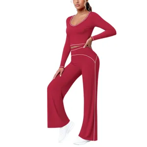 Rotes langärmliges Crop-Top mit Kontrastpaspel und weite Yogahose für Fitness und Sport