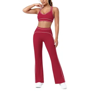 Set reggiseno sportivo rosso e pantaloni yoga a zampa, tuta fitness elastica per corsa.